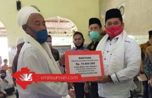 Bupati Banyuasin Askolani Jasi memberikan bantuan pada masjid Jami Ridwanullah. FOTO : VIRALSUMSEL.COM