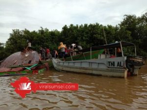 sebuah kapal Cargo Vung Hai berbendera Panama IMO 8342375 atau MT Patra Tanker menabrak Kapal Motor Sungai (KMS) atau Jukung MS Anugerah. FOTO : VIRALSUMSEL.COM
