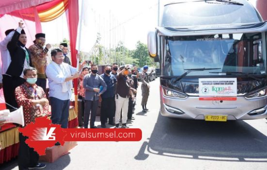 Gubernur H Herman Deru lepas ratusan santri dan mahasiswa Sumsel ke Gontor. FOTO : VIRALSUMSEL.COM