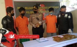 Dua pelaku bajing loncat dihadirkan saat ungkap kasus di Mapolsek Kertapati. FOTO : VIRALSUMSEL.COM
