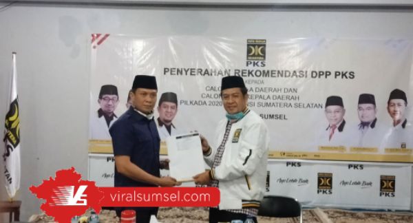 AW Noviadi Bakal Calon Bupati Ogan Ilir terima SK dukungan dari Presiden PKS. FOTO : VIRALSUMSEL.COM