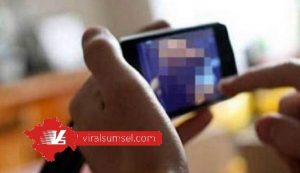 Ilustrasi nonton video panas di handphone. FOTO :NET
