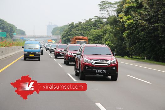 Isuzu mu-X mengaspal dengan gagah. Khusus pembelian Juni dapat diskon perawatan tiga tahun. FOTO :VIRALSUMSEL.COM