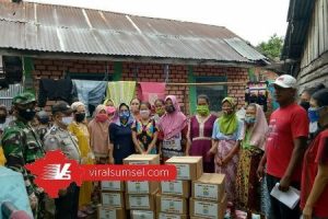 Pemerintah Kota Palembang mendistribusukan bantuan paket sembako pada orang miskin baru. FOTO : VIRALSUMSEL.COM