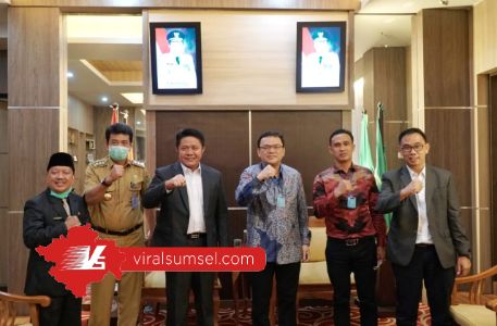 Bupati Empat Lawang H.Joncik Muhammad usai temui Gubernur Sumsel H. Herman Deru. FOTO :VIRALSUMSEL.COM