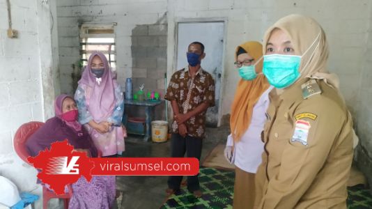 Wakil Wakikota Palembang Fitrianti Agustinda kunjungi kediaman Ibu Sumira di RT 85, Kelurahan Talang Kelapa, Kecamatan AAL. FOTO : VIRALSUMSEL.COM
