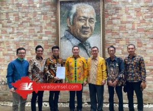 AW Noviadi terima dukungan secara resmi dari Ketua DPP Partai Berkarya Tommy Soeharto. FOTO :VIRALSUMSEL.COM
