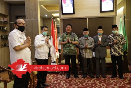 Gubernur Sumsel H Herman Deru usai bersilaturahmi dengan Ketua MUI Sumsel. FOTO :VIRALSUMSEL.COM