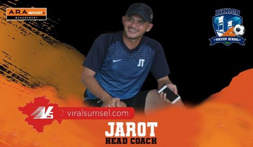 Jarot Pelatih Junior Soccer School dan PS Bank Sumsel Babel. FOTO :VIRALSUMSEL.COM