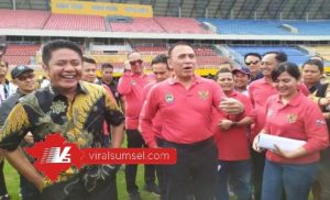 H Herman Deru Gubernur Sumsel bersama Ketua Umum PSSI Mochamad Iriawan saat melakukan inspeksi Stadion Gelora Sriwijaya. FOTO :VIRALSUMSEL.COM