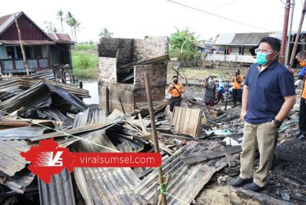 Gubernur Sumatera Selatan H Herman Deru tinjau kebakaran di Pemulutan Kabupaten Ogan Ilir . FOTO :VIRALSUMSEL