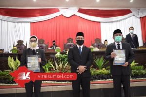 Gubernur Sumsel H Herman Deru dan Ketua DPRD Sumsel Anita Noeringhati terima LHP dari Kepala BPK RI Perwakilan Sumsel, Harry Purwaka. FOTO : VIRALSUMSEL.COM
