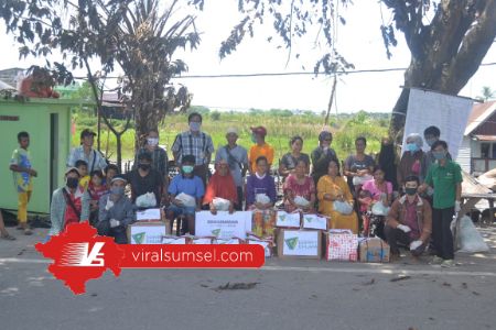 Relawan Dompet Dhuafa Sumsel menyalurkan bantuan kepada korban kebakaran di Desa Ibul Besar 3 OI. FOTO : VIRALSUMSEL.COM