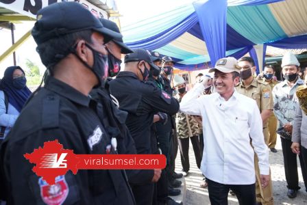 Ratu Dewa Sekretaris Daerah Pemerintah Kota Palembang tinjau Kampung Tangkal Covid-19 di Lorong Margoyoso Jalan Mayor Zen, Selasa (30/6/2020). FOTO :VIRALSUMSEL.COM