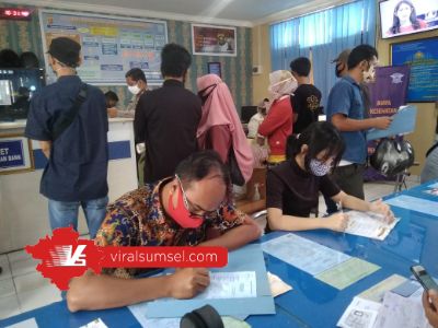 Sejumlah warga membuat SIM di HUT Bhayangkara Ke-74 di Polrestabes Palembang. FOTO :VIRALSUMSEL.COM