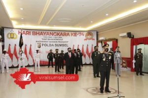 Gubenur Sumsel H Herman Deru hadiri HUT Bhayangkara ke-74 secara virtual melalui aplikasi Umeetme di Gedung Catur Prasetya Polda Sumsel, Rabu (1/7/2020) pagi. FOTO : VIRALSUMSEL.COM