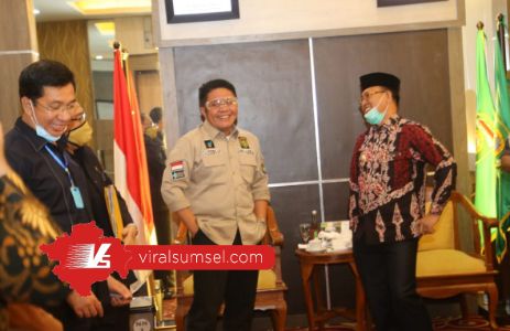 Gubernur Sumsel H Herman Deru bincang santai dengan Bupati Muara Enim, Juarsyah. FOTO :VIRALSUMSEL.COM