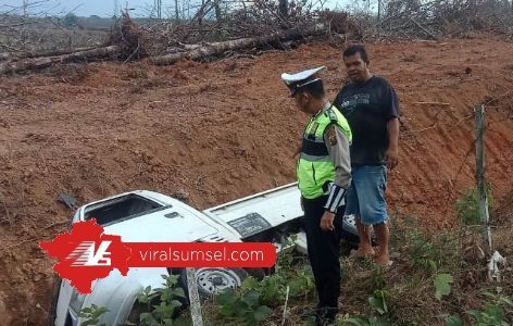 Satu unit mobil Pickup terguling di Jalan Palembang-Jambi, Jumat (3 /7 /2020) sore. FOTO :VIRALSUMSEL.COM