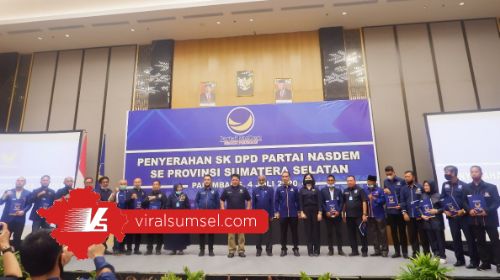 H Herman Deru Ketua DPW Partai Nasdem Sumsel berikan SK DPD Partai Nasdem se-Sumsel. FOTO :VIRALSUMSEL.COM
