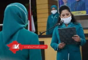 Feby Deru Ketua TP PKK Provinsi Sumsel Lantik Ketua TP PKK Kabupaten OKU Timur Hikmatul Maslikah Kholid. FOTO :VIRALSUMSEL.COM