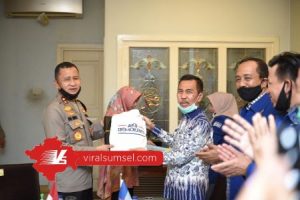 Ketua DPD Partai Demokrat Provinsi Sumsel H Ishak Mekki berikan cindera mata "aku Demokrat" pada Kapolda Sumsel Irjen Pol Dr Eko Indra Heri. FOTO :VIRALSUMSEL.COM