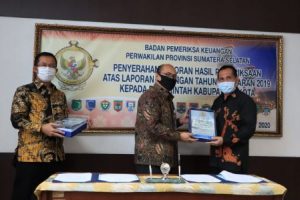 Kepala BPK RI, Hari Purwaka serahkan LHP LKPD kepada Wali Kota Lubuklinggau, H SN Prana Putra Sohe di Gedung BPK RI Perwakilan Provinsi Sumsel. FOTO :VIRALSUMSEL.COM