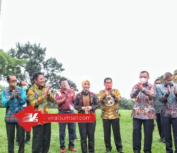 Gubernur Sumsel H. Herman Deru bersama Pimpinan KPK RI Komjen Pol Firli Bahuri, Walikota Palembang Harnojoyo, Direktur Utama PT. Pertamina, Nicke Widyawati. FOTO :VIRALSUMSEL.COM