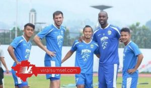 Atep (tengah) bersama rekan-rekannya saat masih berseragam Persib Bandung. FOTO :IG ATEP