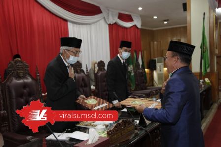 Wakil Gubernur Sumsel H Mawardi Yahya menerima pandangan Fraksi DPRD Sumsel dalam rapat Paripurna XIV DPRD Provinsi Sumsel. FOTO :VIRALSUMSEL.COM