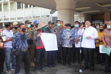 Gubernur Sumsel H Herman Deru temui ratusan demonstran dari Persatuan Masyarakat Pejuang Tanah Alang-Alang Lebar di Kantor Gubernur Sumsel. FOTO :VIRALSUMSEL.COM