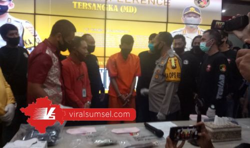 Pelaku pembunuhan perempuan ABG di Penginapan Macan Kumbang dihadirkan dalam press releases di Mapolrestabes Palembang. FOTO :VIRALSUMSEL.COM