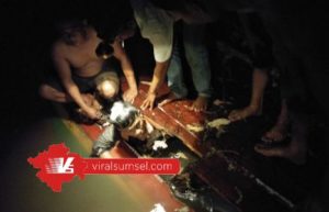 Detik-detik salah seorang ABK Jukung MS Andi Saputra diseamatkan nelayan di Perairan Selat Ajaran, Banyuasin. FOTO : VIRALSUMSEL.COM