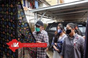 Gubernur Sumsel H Herman Deru ditemani Istri Febrita Lustia Herman Deru dan Anak bungsunya Ratu Tenny Leriva HD sambangi pusat pengrajin jumputan di Tuan Kentang, Palembang. FOTO :VIRALSUMSEL.COM