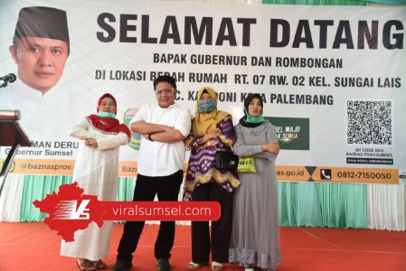 Gubernur Sumsel H Herman Deru letakkan batu pertama bedah rumah guru ngaji Jl. May Zen Lr. Seminung II RT 07 Rw. 02 Kelurahan Sungai Lais Kecamatan Kalidoni, Palembang. FOTO :VIRALSUMSEL.COM
