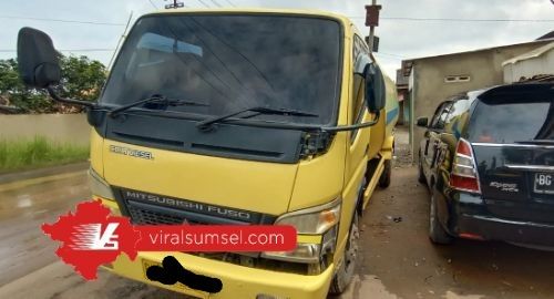 Mobil truk tangki diamankan di Pos Laka Desa Sungai Pinang. FOTO : VIRALSUMSEL.COM
