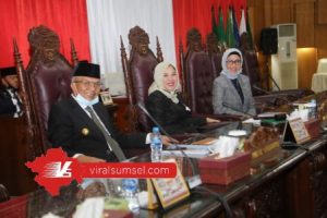 Wagub Sumsel H Mawardi Yahya bersama pimpinan DPRD Sumsel dalam Rapat Paripurna XIV DPRD Provinsi Sumsel di Ruang Rapat Paripurna DPRD Provinsi Sumsel, Senin (13/7/2020) pagi. FOTO : VIRALSUMSEL.COM