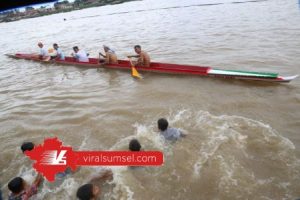 Peserta lomba bidar beradu cepat di Sungai Musi. FOTO : VIRALSUMSEL.COM