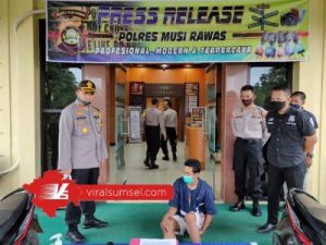 Kapolres Mura, AKBP Efrannedy didampingi Kasatres AKP Rivo Lapu berserta Kanit Pidum Ipda Febri dalam keterangan press, Selasa (14/7/2020) siang. FOTO : VIRALSUMSEL.COM