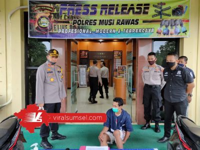 Kapolres Mura, AKBP Efrannedy didampingi Kasatres AKP Rivo Lapu berserta Kanit Pidum Ipda Febri dalam keterangan press, Selasa (14/7/2020) siang. FOTO : VIRALSUMSEL.COM