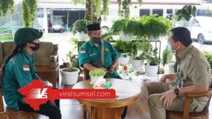 Walikota Lubuklinggau SN Prana Putra Sohe diskusi dengan utusan Forum Komunikasi Mahasiswa Lubuklinggau se-Indonesia. FOTO :VIRALSUMSEL.COM