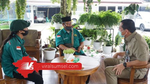 Walikota Lubuklinggau SN Prana Putra Sohe diskusi dengan utusan Forum Komunikasi Mahasiswa Lubuklinggau se-Indonesia. FOTO :VIRALSUMSEL.COM