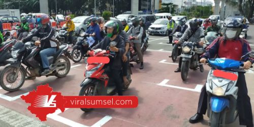 Marka jalan di Lampur Merah Simpang Lima DPRD Sumsel bak Starting Grid Moto GP. FOTO : ARRA/VIRALSUMSEL.COM