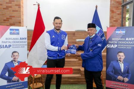 AHY Ketua Umum DPP Partai Demokrat bersama Rahmad Darmawan pelatih yang sukses mempersembahkan gelar double winner bagi Sriwijaya FC. FOTO :VIRALSUMSEL.COM