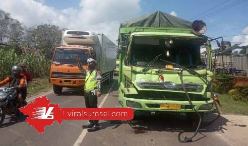Ilustrasi kecelakaan lalu lintas mobil truk Fuso. FOTO :VIRALSUMSEL.COM