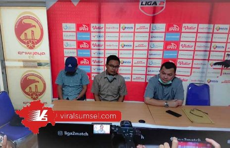 M H Hidayat Presiden Klub Muara Enim Serasan FC jumpa pers didampingi Manajer Tim Sriwijaya FC Hendri Zainuddin. FOTO :VIRALSUMSEL.COM