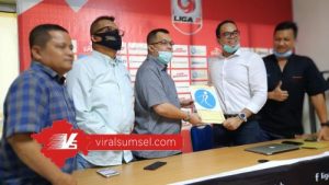 H Hendri Zainuddin Manajer Tim Sriwijaya FC tanda tangan kerjasama degan PT Recons Fit Indonesia. FOTO :VIRALSUMSEL.COM