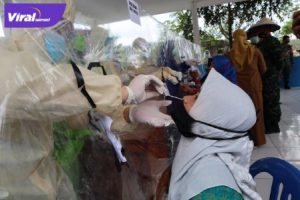 Ilustrasi salah seorang sedang menjalani tes swab COVID-19. FOTO :VIRALSUMSEL.COM
