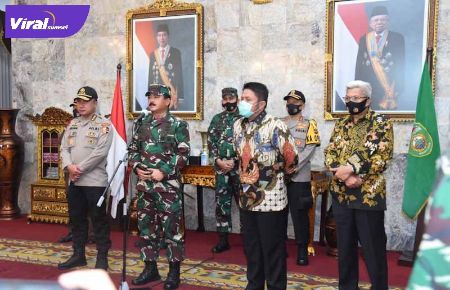 Panglima TNI Marsekal TNI Dr Hadi Tjahjanto menghadiri Rapat Koordinasi Percepatan Penanganan Covid-19 di Griya Agung Palembang, Jum'at (24/7/2020). FOTO :VIRALSUMSEL.COM