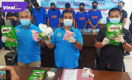 Kepala Bidang Pemberantasan BNNP Sumsel, Kombes Pol Habi Kusno dan Kasi Penyidikan, Kompol Dwi Handoko, saat press release, Jumat (24/7/2020). FOTO :VIRALSUMSEL.COM