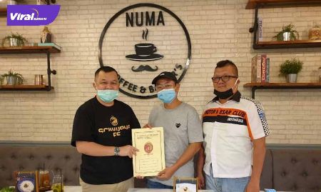 Wakil Direktur Utama PT SOM Hendri Zainuddin dengan Sofyan, owner Alfa One di Numa Cafe, Sabtu (25/7/2020) malam. FOTO :VIRALSUMSEL.COM